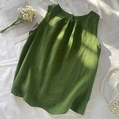 ドーパミンは綿麻の袖なしのブラウスを着て、ゆったりとしたカジュアルな上着を着ています。