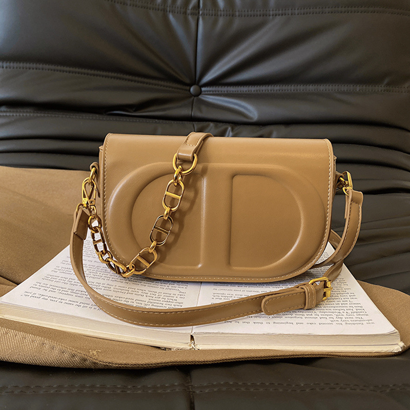 하이 엔드 틈새 레트로 소프트 가죽 체인 언더 암 가방 여성의 2024 새로운 유행 유행 어깨 크로스 바디 안장 가방