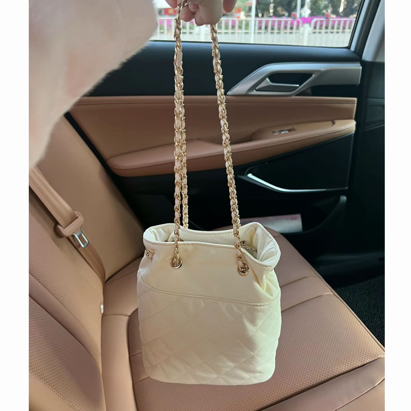 Longxin mismo estilo color crema Chanel estilo rombo cadena bolsa para mujeres 2023 nuevo cordón acolchado de un solo hombro bolsa de cubo