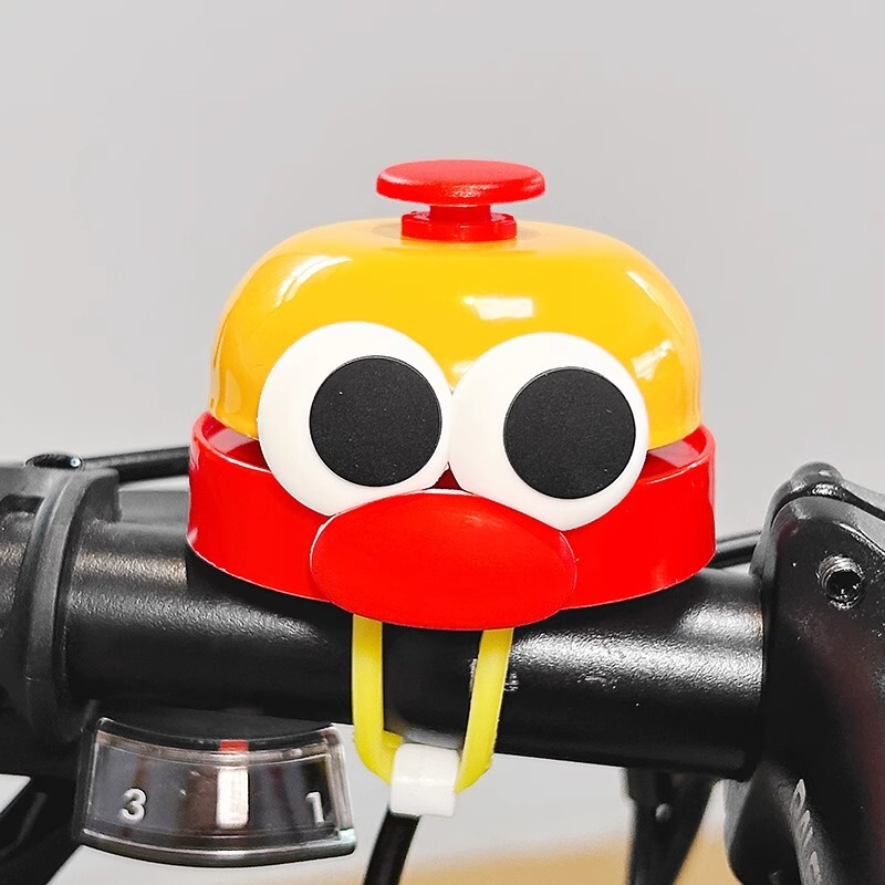 自転車の鈴は車に乗ってラッパを持ってかわいいアニメのマウンテンバイクの子供のスケートボードのバスの装飾の部品を持ちます。|undefined