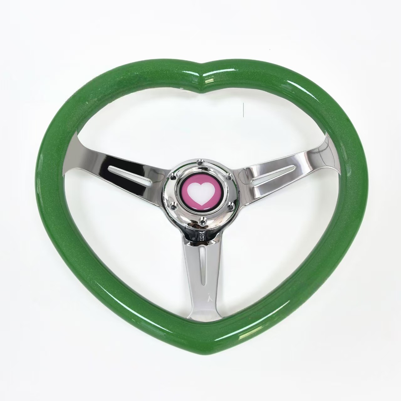 녹색 하트 모양의 스티어링 휠