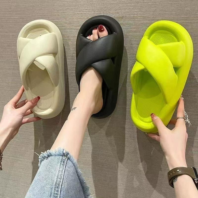 Не вонючие и не громкие тапки с толстой подошвной женской одежки летом