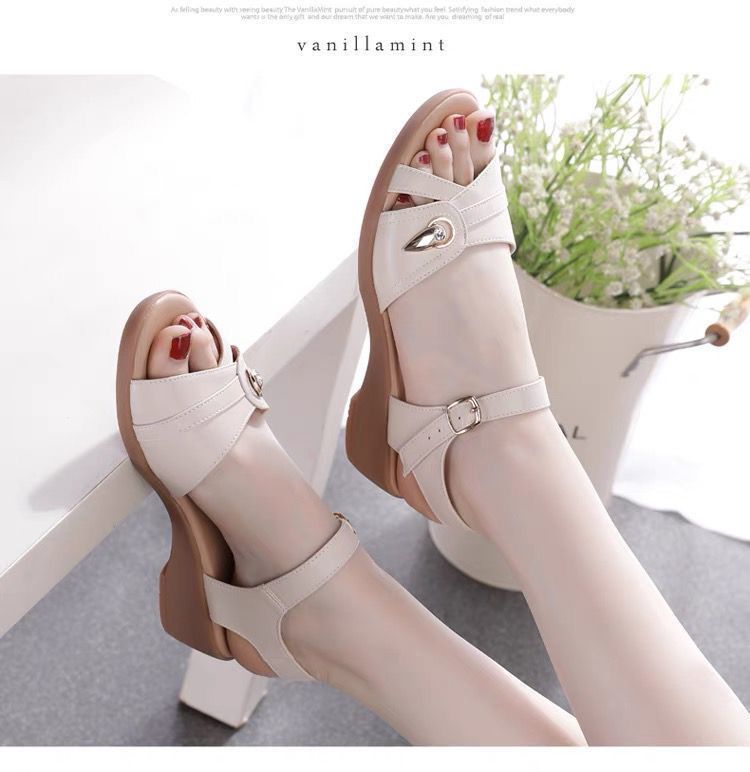 Nuevas sandalias de verano de 2025 para madres con tacones planos de cuero suave y suave para sandalias antideslizantes de mediana edad