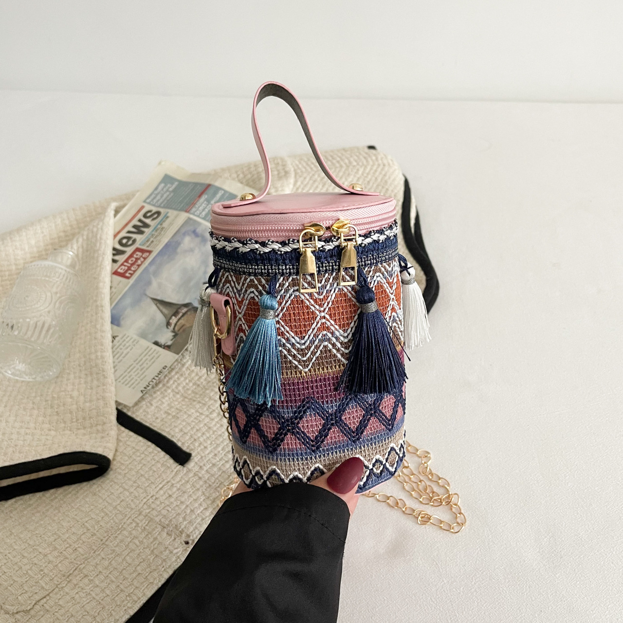 2024 New Shoulder Fashion Bohemian Ethnic Feng Shui Bucket Tassel Chain Women's Small Bag_voghion.com