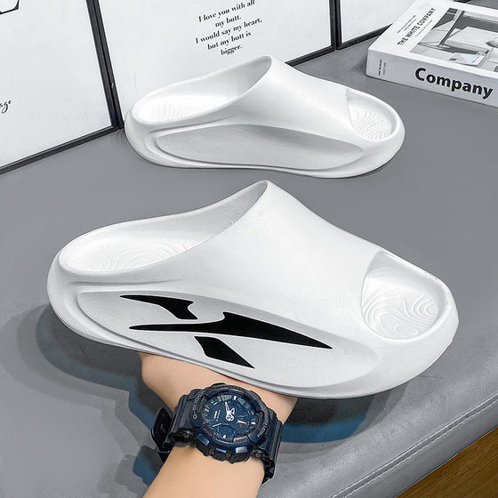 Thick-soled slippers men's outerwear trendy 2024 summer stepping on excrement feeling soft-soled non-slip deodorant sandals for men wholesale