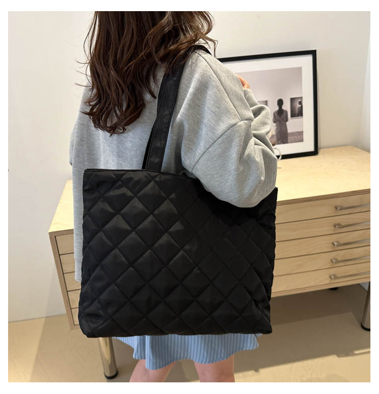 A new large-capacity diamond-shaped commuter handbag and fashionable single-shoulder tote bag for women in the niche cotton-padded jacket bag for autumn and winter 2024 undefined