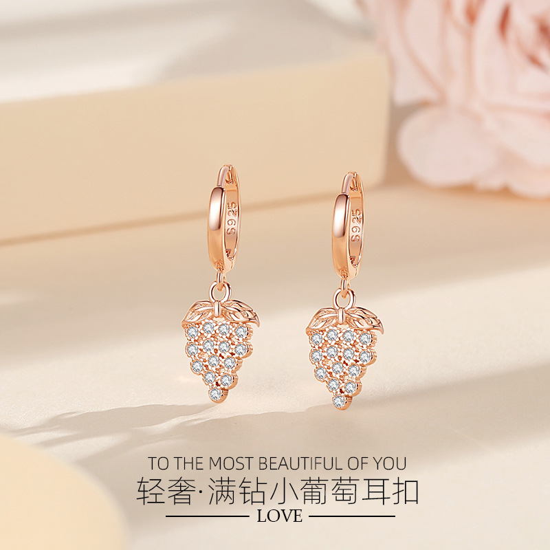 S925 plata pequeña uva hebilla del oído geométrico diamante con incrustaciones de ZIRCON pendientes moda lujo estilo fruta joyería al por mayor