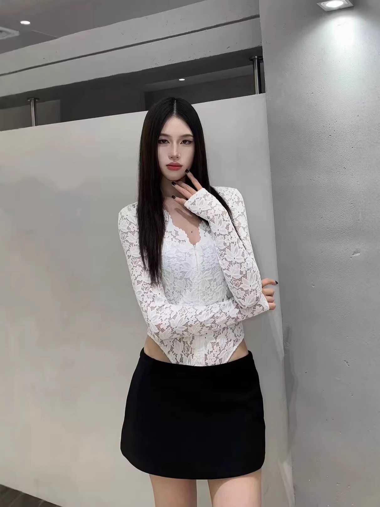Otoño de 2026 nuevo camiseta de encaje de cuello en V para mujeres puras y calientes de manga larga delgada con cremallera temperamento camiseta
