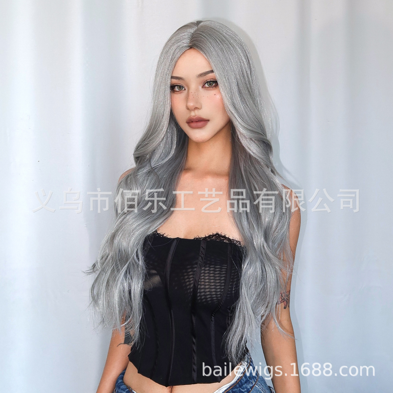 Europa y los Estados Unidos pelucas transfronterizas gris plateado ondulado largo rizado cabello completo fábrica de cabello en stock image 3