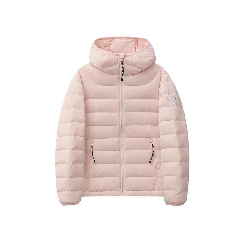 Lightweight, short, hooded cotton jacket for women, perfect for winter. Portable and warm, available for in-store selection and mixed batch purchasing Lightweight, short, hooded cotton jacket for women, perfect for winter. Portable and warm, available for in-store selection and mixed batch purchasing
