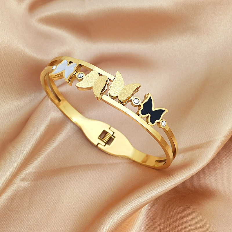 Xiyin Fashion Versión coreana de pulsera de acero de titanio Apertura de mariposa Pulsera simple Apertura de resorte No se desvanece Joyas transfronterizas