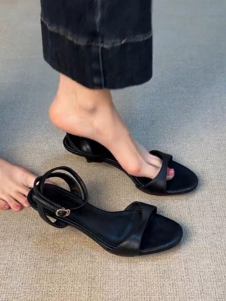 Версия из овчины ~ женские сандалии на одном ремешке во французском стиле нормкор, новые летние универсальные римские туфли на одном ремешке на кошачьем каблуке