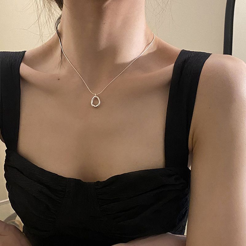 Lichte luxe, niche, onregelmatige ins waterdruppel sterling zilveren ketting, 2023 nieuwe minimalistische high-end sleutelbeenketting,_voghion.com