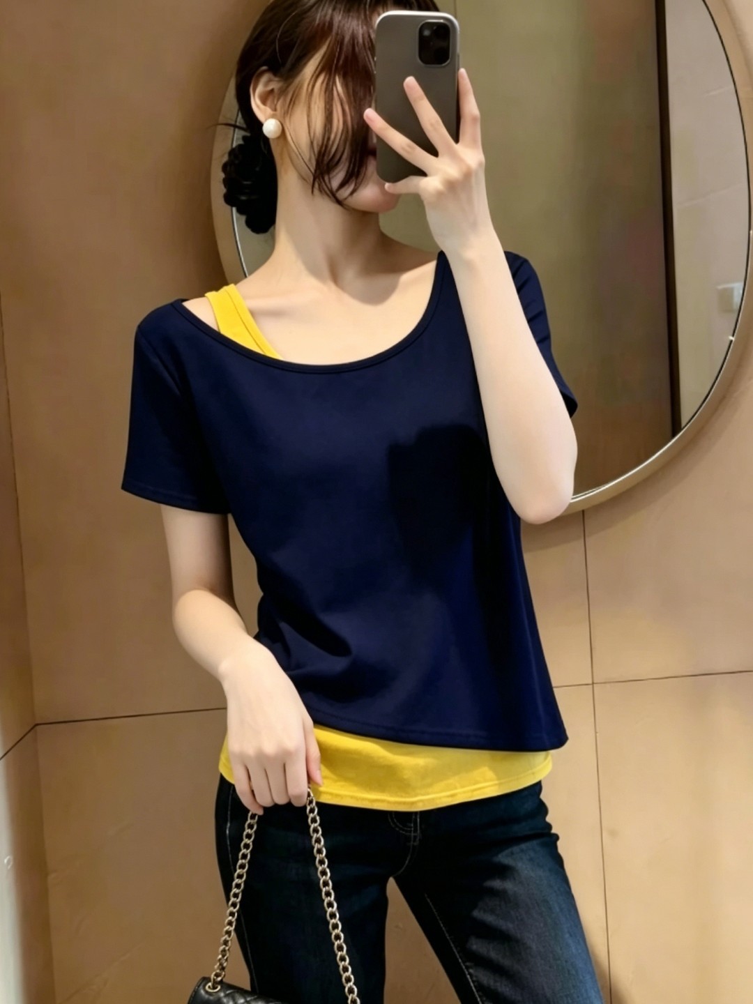 Áo thun nữ tay ngắn cổ tròn phối hai lớp lệch vai, xếp ly eo ôm — Đen đánh vần trắng