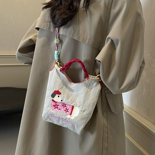 日本製ボールチェーンと同じスタイルの環境に優しい刺繍ショッピングバッグナイロン布フラワーポータブルニッチファッションショッピングバッグ|undefined