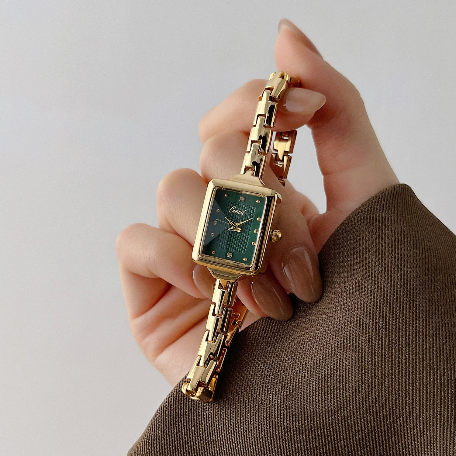 Vintage Small Retro Gold Watch Quartz Movement Rectangular Light Luxury Design Men's Watch_voghion.com