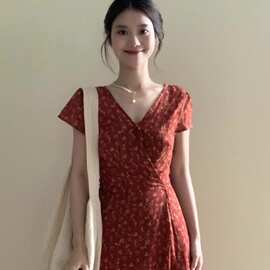 法式气质红色V领碎花连衣裙子女夏季高级感超火别致独特小众长裙