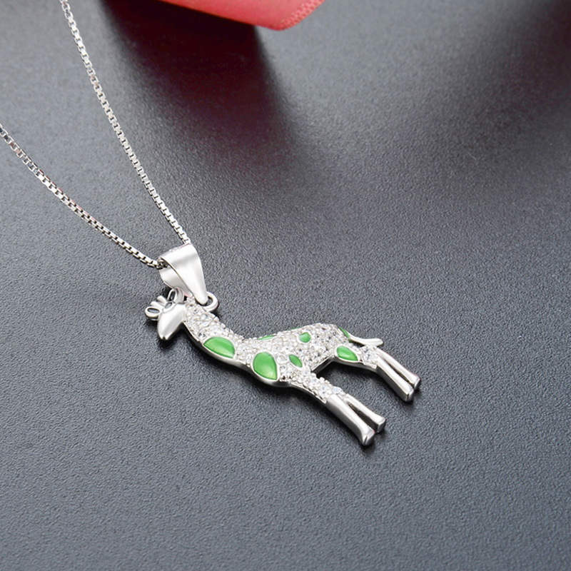 Europa y los Estados Unidos lindos dibujos animados 925 plata esterlina girafa collar de venta transfronteriza caliente temperamento goteo de aceite colgante animal cadena clavícula