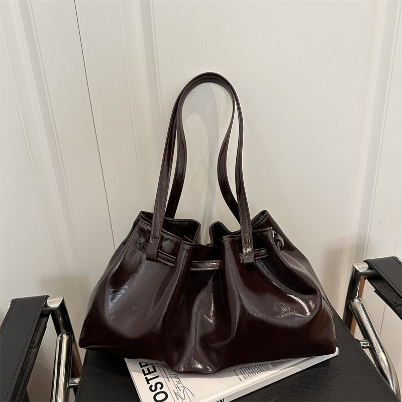 2025 moda pliegue sensación de bolso de mujer coreana brazo bolso de mano de calidad europea y americana de piel de cera de aceite bolso de hombro de viaje universal
