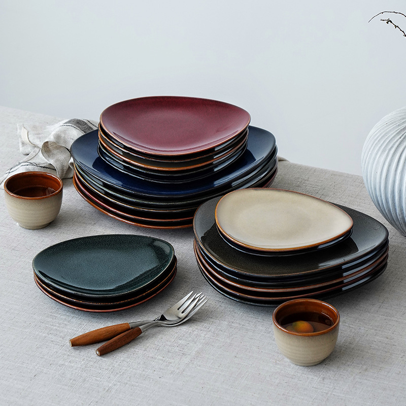Plato de cerámica europea de color retro bajo el esmalte de platos de platos caseros de restaurantes de hotel de filete de platos triangulares grandes platos de material japonés