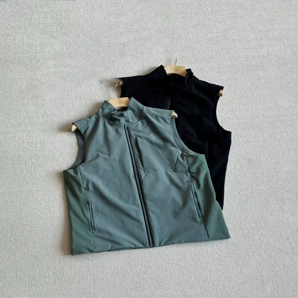 71926 Outdoor sports windproof vest with a stand-up collar