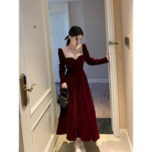 赫本风长袖丝绒连衣裙女秋季大码胖法式气质方领红色礼服长裙子