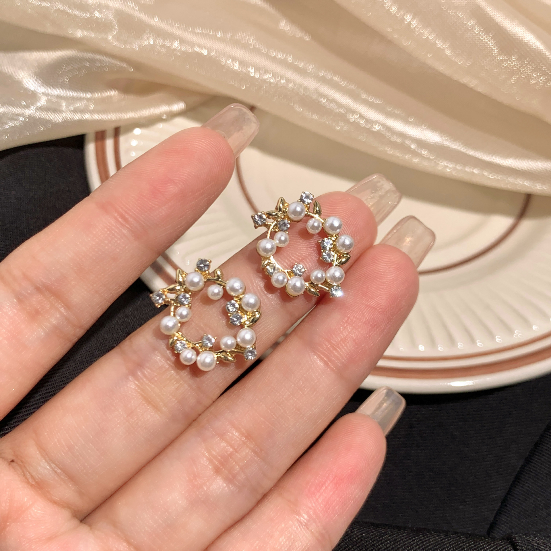 Luz de lujo de alto nivel nicho de diseño femenino sensación de aretes de bordilla temperamento perla asimetría joyería perla al por mayor