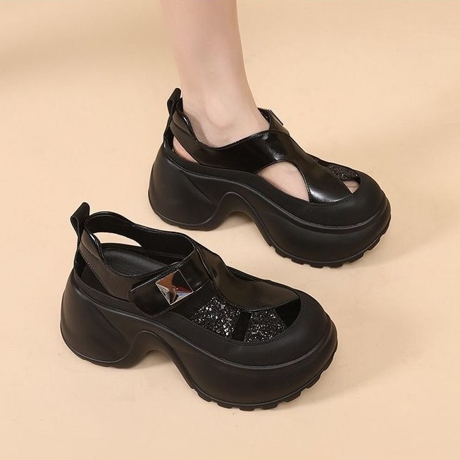 Versátil muffin hueco de fondo grueso aumentó la altura de las zapatillas de cabeza de verano 2026 nueva moda pequeña sandalias para mujeres