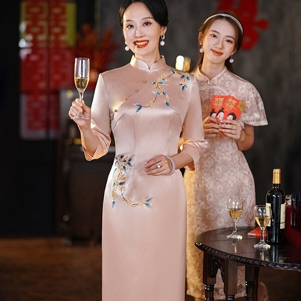 One-piece delivery happy mother-in-law winter wedding banquet long-sleeved dress middle-aged mother cheongsam factory direct sales plus size 23D09