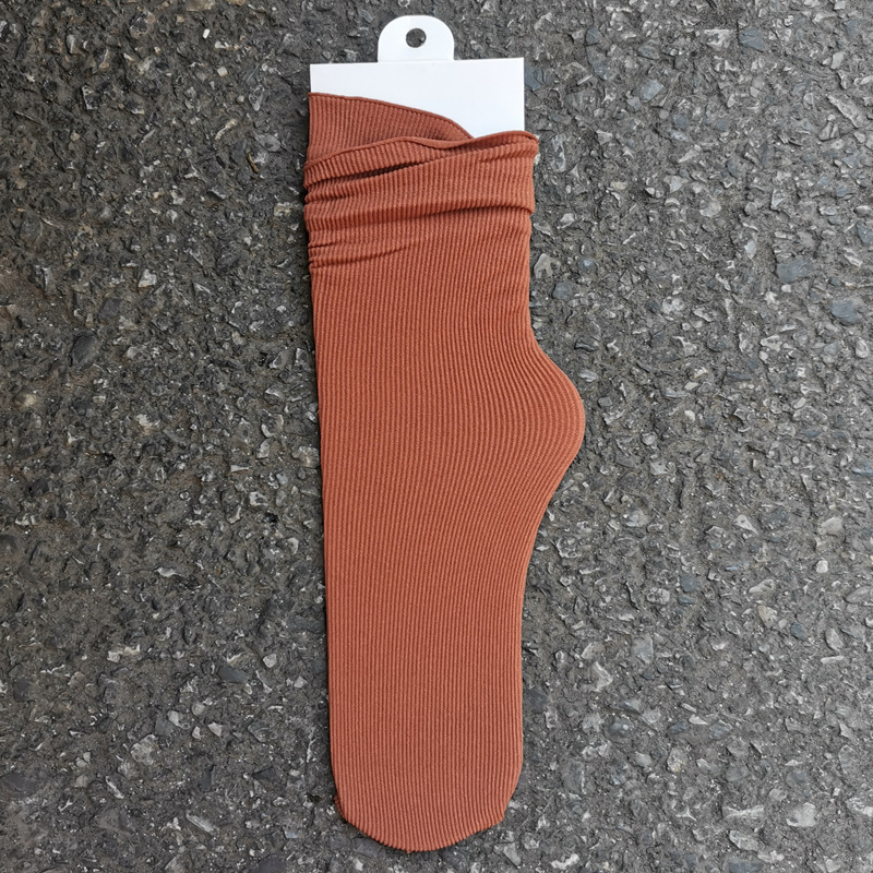 Primavera y verano calcetines de algodón peinados delgados calcetines de confinamiento sin hueso anti-pilling calcetines de moda casual transpirable de color sólido calcetines de pila al por mayor