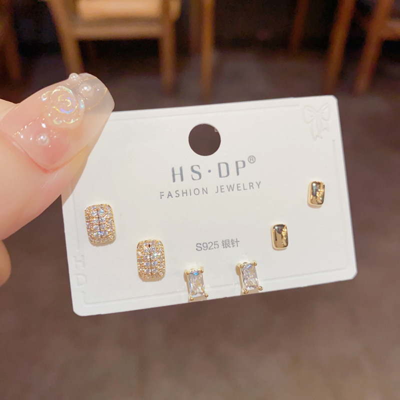 S925 aguja de plata micro incrustaciones de circón pendientes cortos pendientes de pelo corto japonés y coreano elegante todo-fósforo simple conjunto de tres piezas pendientes para las mujeres