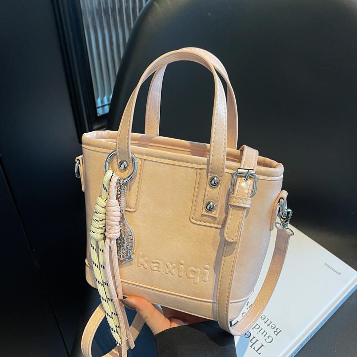 Retro brillante bolso de cubo de mano 2025 nuevo estilo bolso de hombro de color contrastante sensación de alto nivel bolso de mochila casual simple