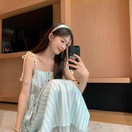 海边度假条纹吊带连衣裙子女2025夏季新款法式气质宽松小个子长裙