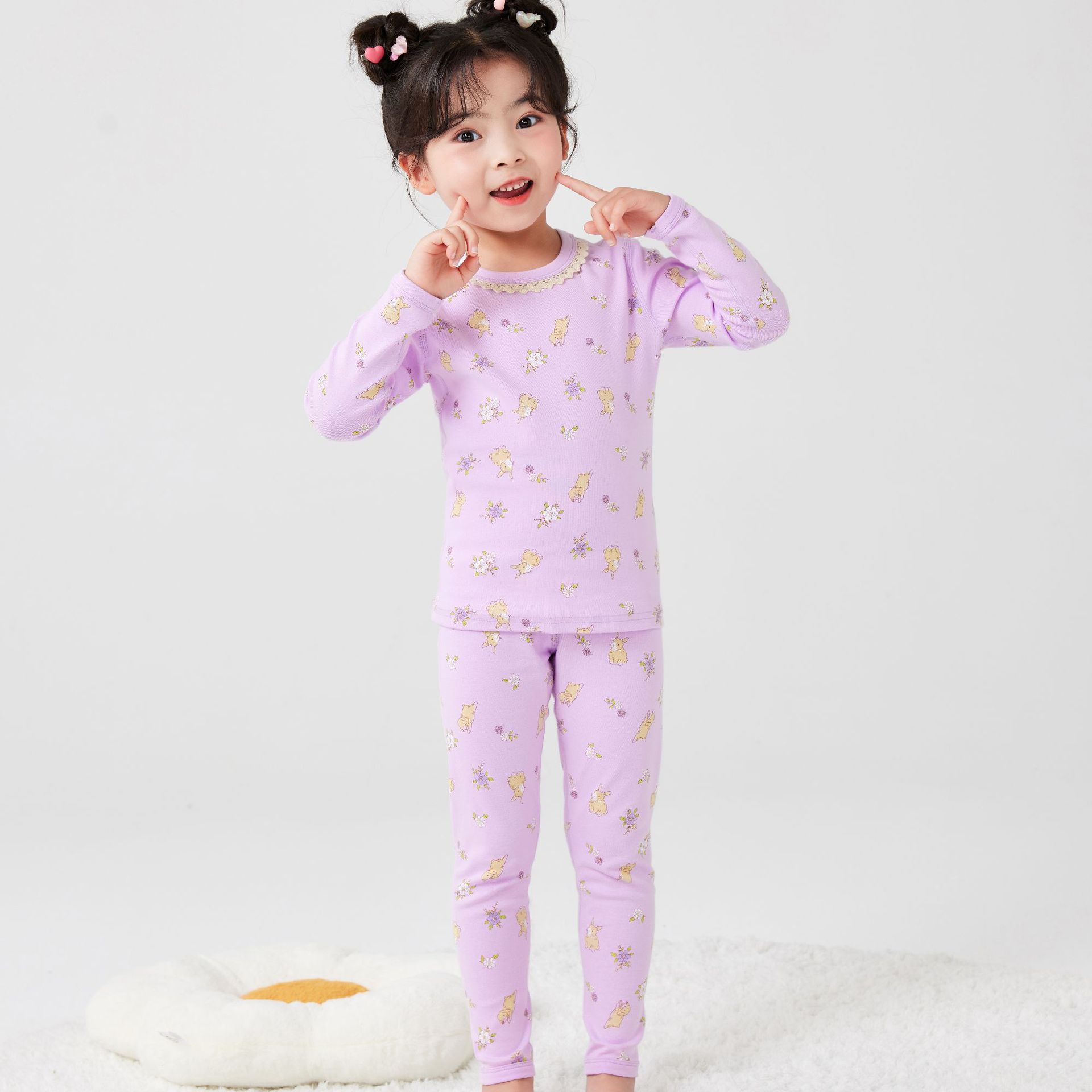 연한 보라색 귀여운 토끼