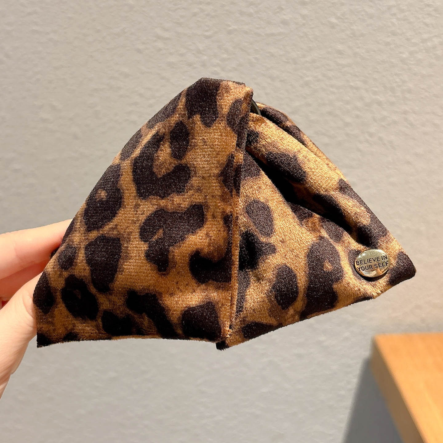 Elegante retrógrado leopardo triángulo clip de agarre mujer 2025 nuevo clip de cabello de cabeza de tiburón clip de cabello adornamiento para el cabello