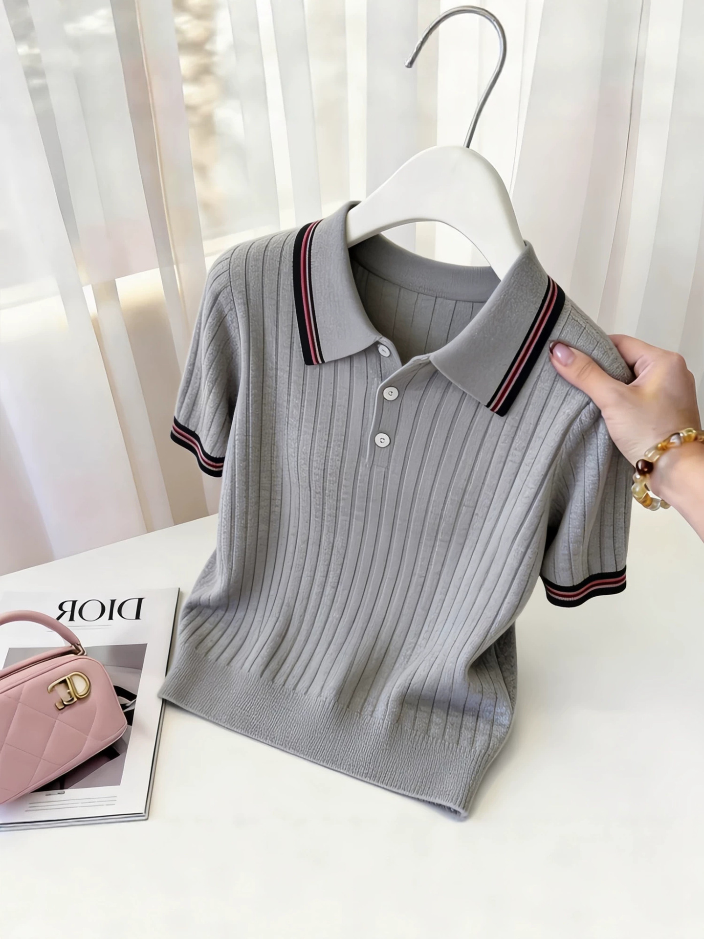 Áo thun polo nữ tay ngắn sọc tương phản phong cách Hàn Quốc — màu xám