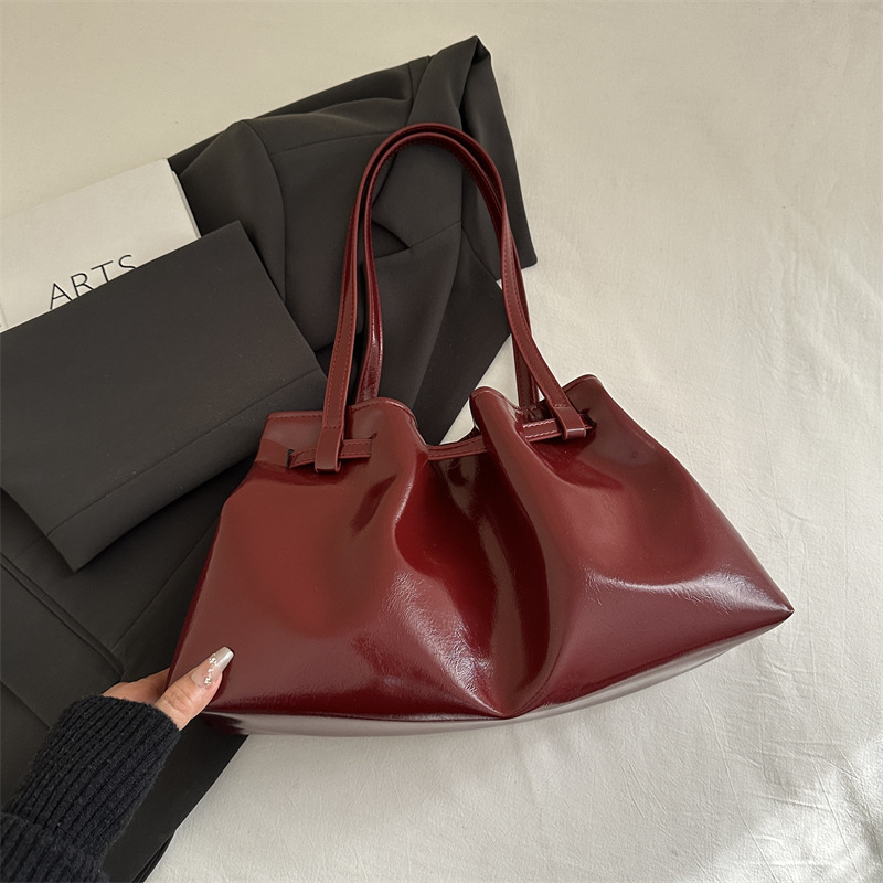 2025 moda pliegue sensación de bolso de mujer coreana brazo bolso de mano de calidad europea y americana de piel de cera de aceite bolso de hombro de viaje universal