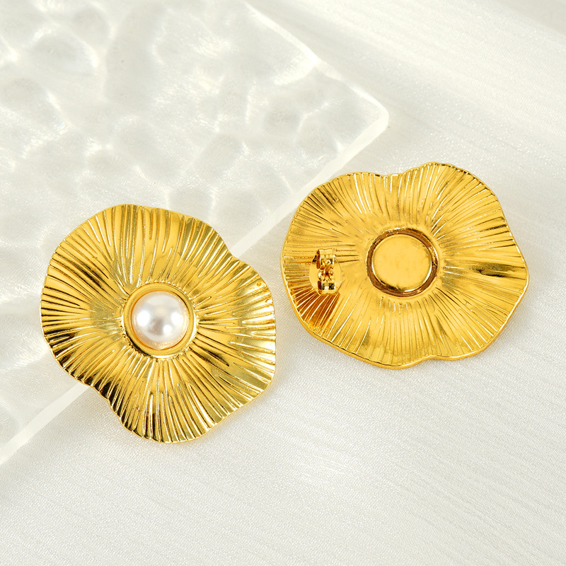 Pendientes de acero de titanio de estilo retro Pendientes de forma de pétalo chapado en oro de 18k Pendientes de perlas con incrustaciones de acero inoxidable de alta calidad para mujer