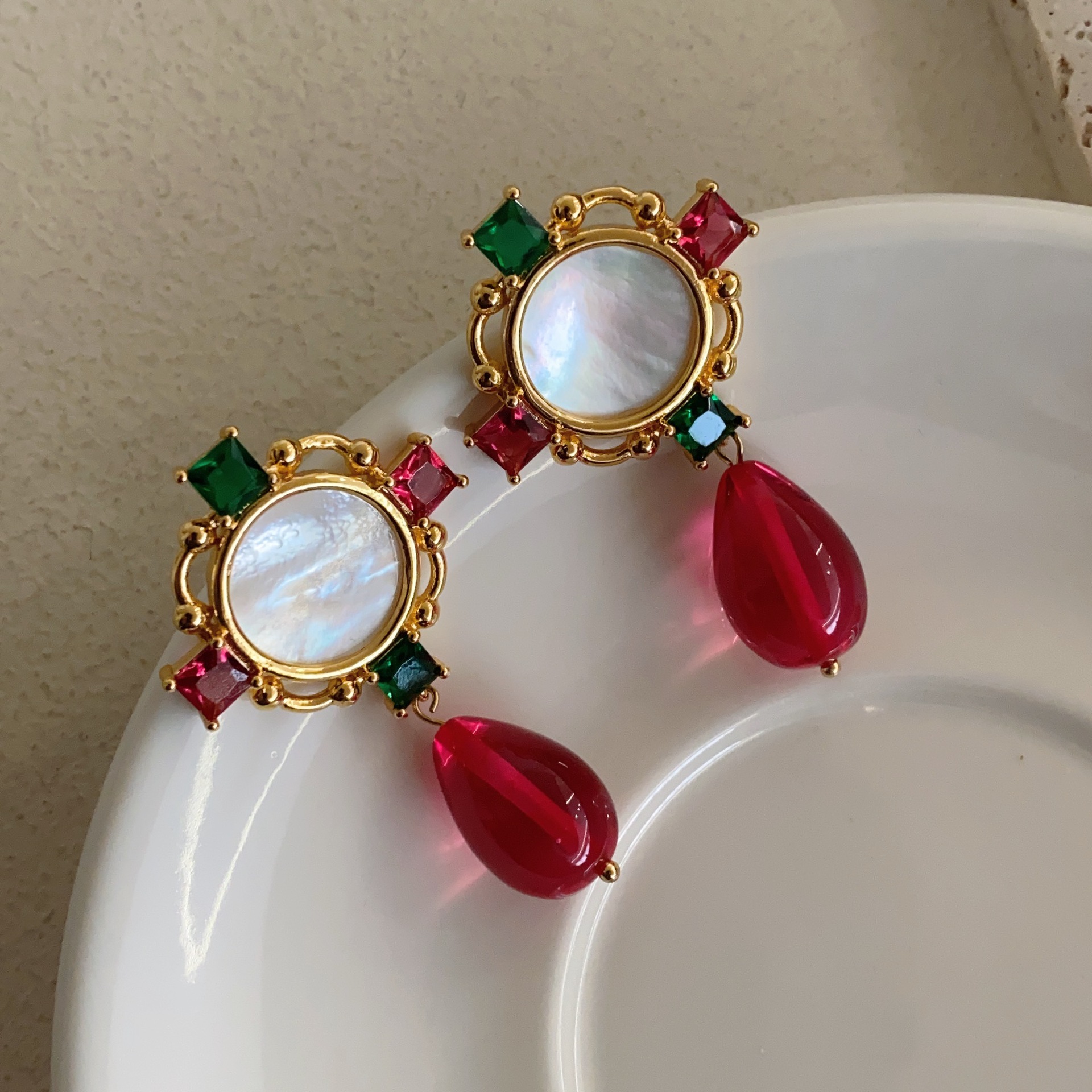 Europeo y americano ins nicho diseño exquisito pendientes francés retro color diamante oro moneda natural perla pendientes