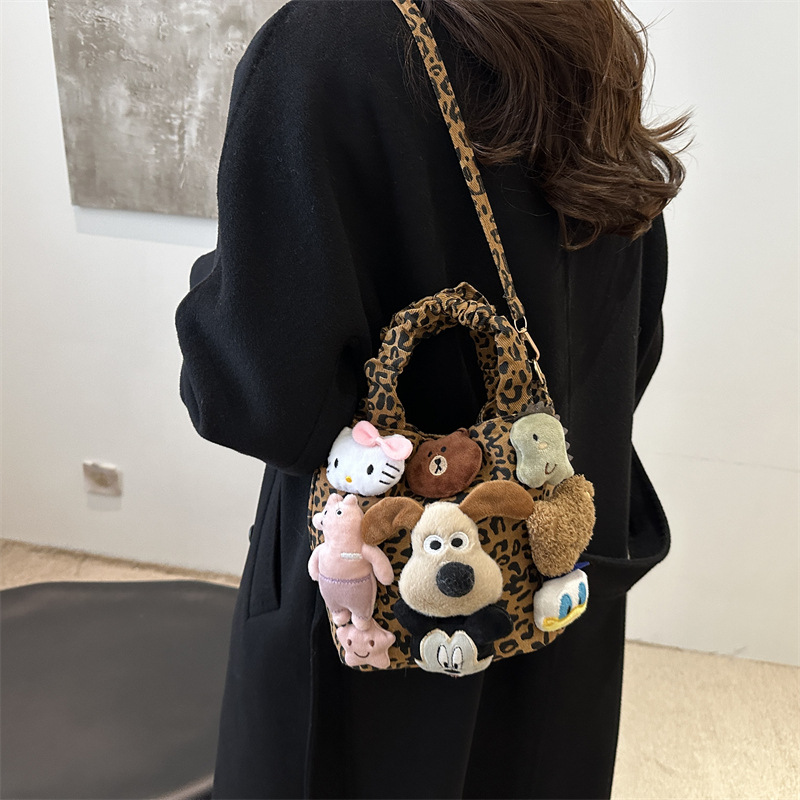 Bolso de leopardo ultra caliente nicho para mujeres 2024 nuevo estilo de invierno popular versátil bolso de mochila casual bolso de cubo