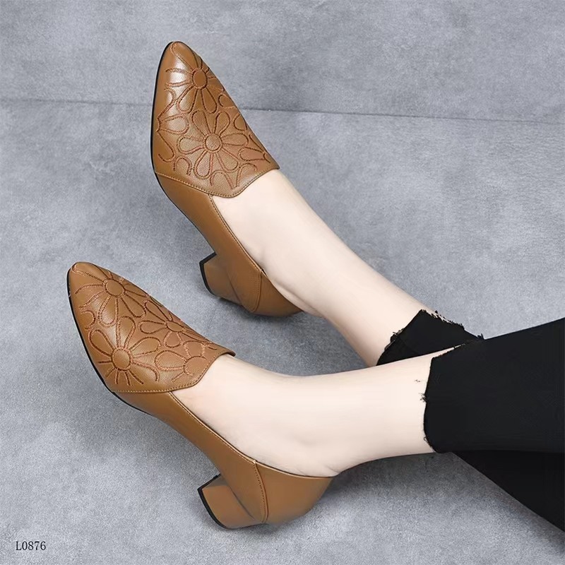 2026 primavera y otoño nuevos tacones profundos de punta de moda zapatos de trabajo cómodos zapatos de bordado de tacones gruesos rojos zapatos para mujeres