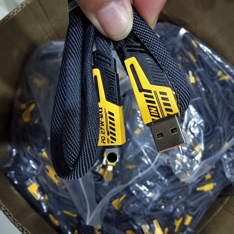 Embalaje de cable de carga cuatro en uno, caja de color, carga rápida de cuero, dos tracks, dos mecha, línea de datos amarilla, juego de caja de blíster