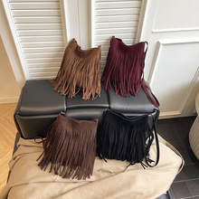 新款复古时尚潮流2025小众复古流苏包包女港风波西米亚度假斜挎包