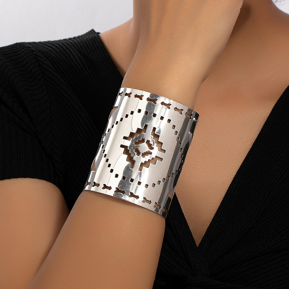 Strassenmode Irregulär Legierung Aushöhlen Frau Manschettenarmbänder display picture 1