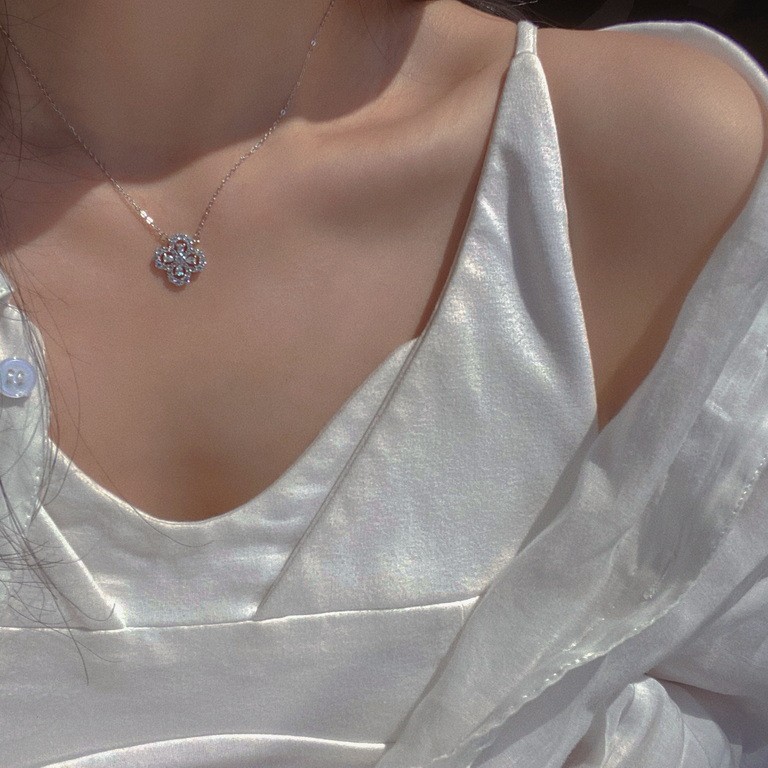 S925纯银满钻微镶花朵项链女 ins风博主同款轻奢幸运小花瓣锁骨链