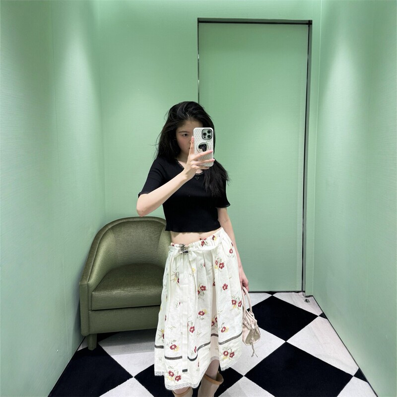 Nanyou P's 2026 Spring/Summer New Style Slim Fit Versatile Short Sleeve Knit Top with Triangular Metal Logo and Lace Trim Nanyou P's 2026 Spring/Summer New Style Slim Fit Versatile Short Sleeve Knit Top with Triangular Metal Logo and Lace Trim