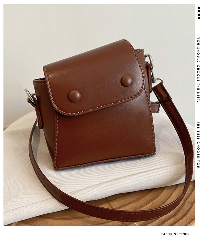 Women's Small Pu Leather Solid Color Vintage Style Magnetic Buckle Crossbody Bag display picture 33