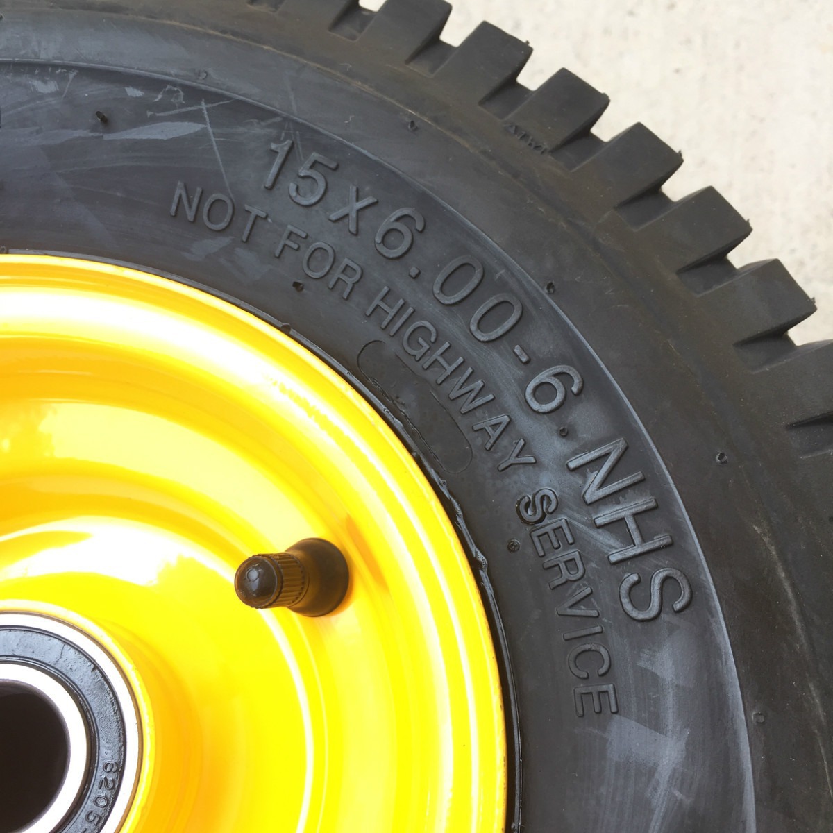 Neumático l cortacésped 15x6,00-6 rueda 15*6,00-6 con el eje