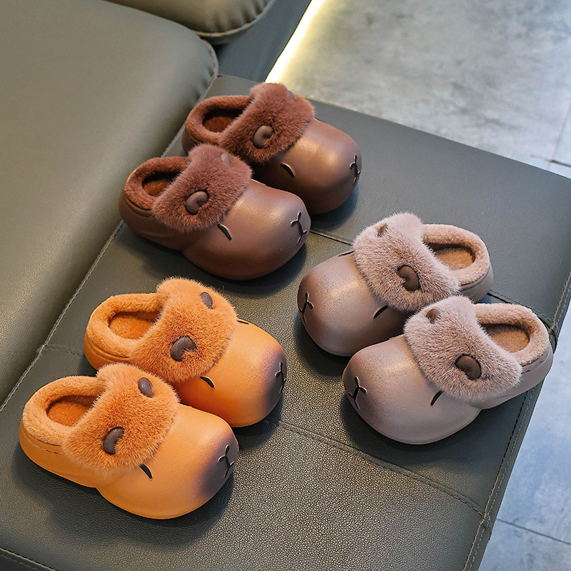 Capibara invierno zapatillas de algodón para niños y niñas, calentamiento de terciopelo impermeable, bolsas de tacones para padres e hijos.