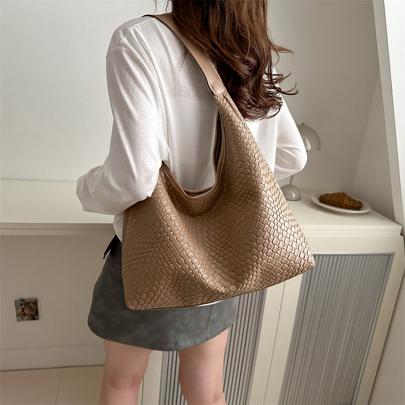 Bolso de axila de gran capacidad de sentido superior mujer 2023 nuevo bolso de hombro de moda de verano retro bolso especial de cercanías